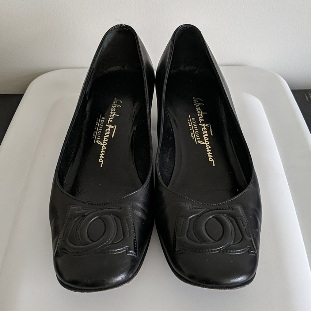 Salvatore Ferragamo black low pumps w logo
